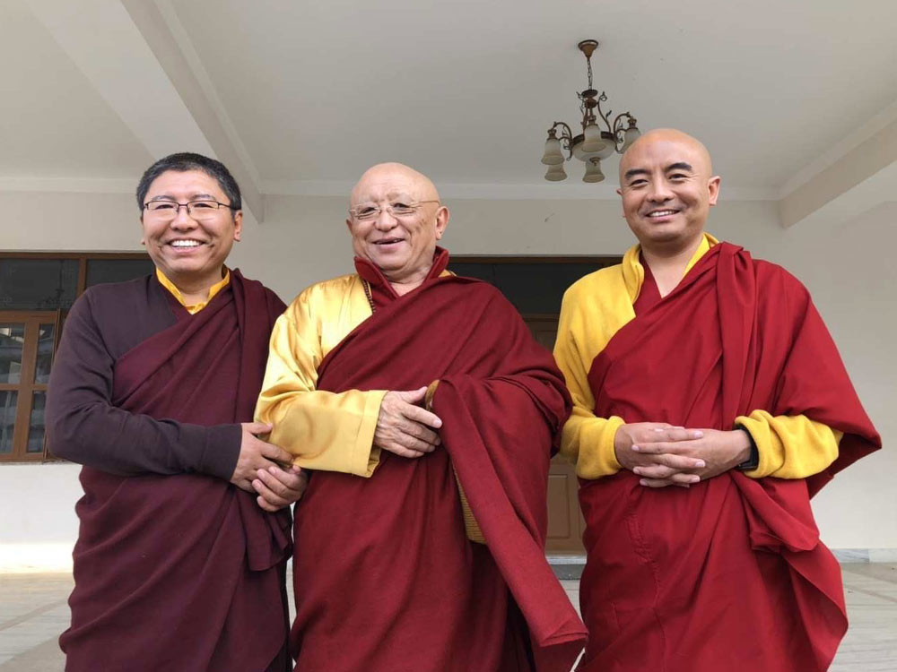 два монаха с Цонки Ринпоче в гостях
